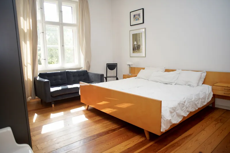 Charmante Altbauwohnung im grünen Westend – teilmöbliert, befristet ab 01.09.2026 — photo 1